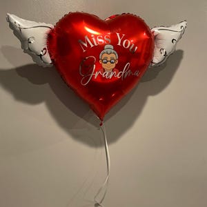 Globo conmemorativo "Te extraño, abuela" de 43 cm (17") con forma de corazón y alas de ángel para homenaje en la tumba. Incluye 2 globos. imagen 6