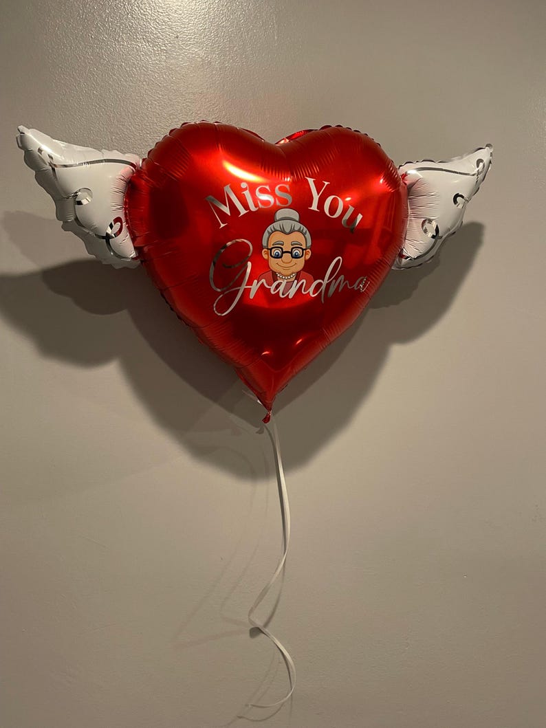 Globo conmemorativo "Te extraño, abuela" de 43 cm (17") con forma de corazón y alas de ángel para homenaje en la tumba. Incluye 2 globos. imagen 6