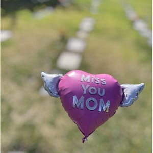Globo conmemorativo "Te extraño mamá" de 43 cm (17") – Corazón con alas de ángel – 2 globos incluidos imagen 9