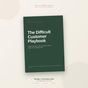 Puede incluir: Un libro verde oscuro titulado "The Difficult Customer Playbook" de The Playbook Series. El texto de la portada incluye "Manejar llamadas difíciles, clientes hostiles y el coste mental de hacer el trabajo". El libro es una descarga digital con 49 páginas y 6 archivos de bonificación.