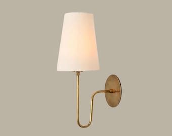 Aplique de pared de latón natural de mediados de siglo con pantalla de lino / Lámpara de tocador vintage moderna / Lámpara de pared para dormitorio, iluminación decorativa para el hogar