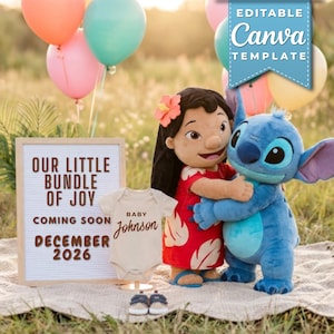 Puede incluir: Anuncio de embarazo con peluches de Lilo y Stitch, globos y un letrero que dice "Our Little Bundle of Joy, Coming Soon, December 2026". También se incluye un body de bebé con el nombre "Johnson".
