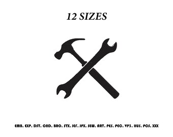 Könnte beinhalten: Ein schwarzes Stickmotiv mit einem Hammer und einem Schraubenschlüssel, die sich in X-Form kreuzen. Der Text 12 SIZES steht über dem Symbol, und der Text EMB. EXP. DST. CND. BRO. STX. JEF. JPX. SEW. ART. PES. PEC. VP3. HUS. PCS. XXX steht darunter.