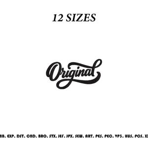 Peut inclure: Un motif de broderie numérique noir présentant le mot Original dans une écriture cursive stylisée. Le texte 12 SIZES apparaît au-dessus de l'écriture, et une liste de formats de fichiers incluant EMB, EXP, DST, CND, BRO, STX, JEF, JPX, SEW, ART, PES, PEC, VP3, HUS, PCS et XXX est imprimée en dessous.