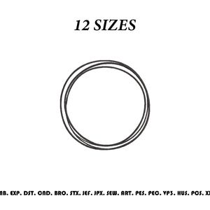 Könnte beinhalten: Eine schwarze Strichzeichnung einer kreisförmigen Form, die auf einem weißen Hintergrund zentriert ist. Über dem Kreis steht der Text 12 SIZES. Unter dem Kreis listet der Text die folgenden Dateiformate auf: EMB, EXP, DST, CND, BRO, STX, JEF, JPX, SEW, ART, PES, PEC, VP3, HUS, PCS, XXX.