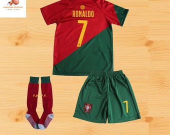 Conjunto de uniforme de fútbol infantil de Portugal: camiseta, pantalón corto y calcetines.