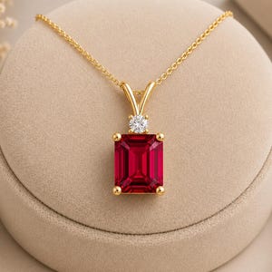 Laboratoriumgekweekte smaragdgeslepen robijn solitaire hanger ketting, geboortesteen van juli sieraden