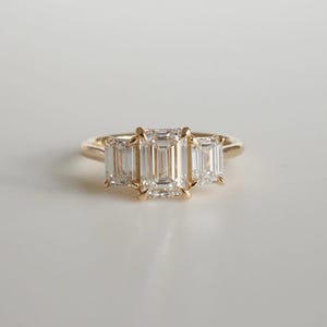Three Stone Emerald Engagement Ring, 3 Stone Emerald Moissanite Ring, 14k Gold Emerald Diamond Ring, 2.5 CT Emerald Trilogy Diamond Ring.