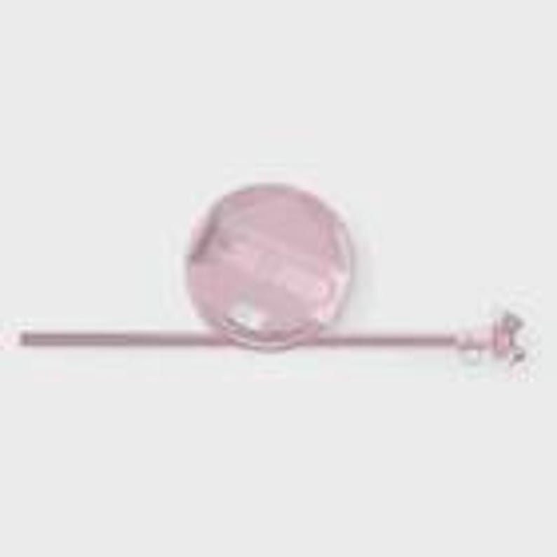 Puede incluir: Un espejo compacto redondo rosa con un mango a juego. La superficie del espejo refleja la luz, y el mango presenta un peque&ntilde;o elemento decorativo. El dise&ntilde;o es simple y elegante, adecuado para el uso diario.
