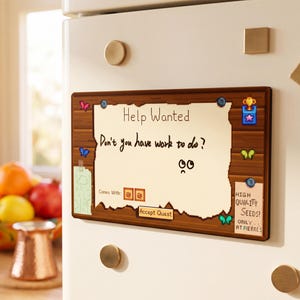Peut inclure: Un aimant de réfrigérateur rectangulaire avec une bordure en grain de bois marron et un centre crème. Le texte indique Help Wanted, Don't you have work to do?, Comes With, Accept Quest, et High Quality Seeds! Only at Pierre's.