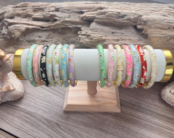 Thailändisches Frühlingsarmband mit floralem Emaillemuster – Goldfarbenes Armband mit floralem Emaillemuster