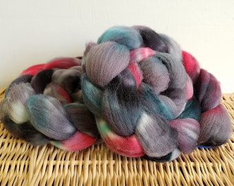 Tresse ambulante, dessus peint à la main Columbian-Rambouillet, « Rouge le matin » 4 oz Tresse, teinte à la main, noir, gris, bleu sarcelle, rouge