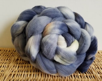 Tresse ambulante, dessus peint à la main Columbian-Rambouillet, « The Thunder Rolls » 4 oz Tresse, teinte à la main, gris, bleu, pêche