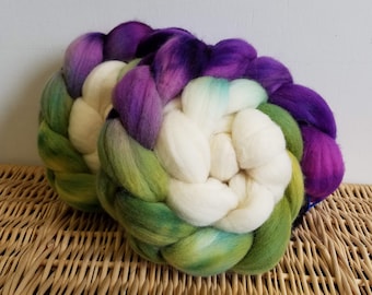 Tresse ambulante, dessus colombien Rambouillet peint à la main, « English Rose » 4 oz Tresse, teint à la main, violet, vert, blanc, naturel