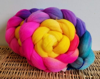 Tresse itinérante, dessus peint à la main Columbian-Rambouillet, « Lever de soleil tropical » 4 oz Tresse, teinte à la main, bleu, rose, jaune