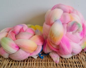 Tresse itinérante, dessus peint à la main Columbian-Rambouillet, « Unicorn Kisses » 4 oz Tresse, teinte à la main, rose, jaune, violet, vert