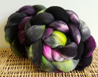 Tresse itinérante, dessus peint à la main Columbian-Rambouillet, « Gem of the Dungeon » 4 oz Tresse, Teinté à la main, Noir, Rose, Vert