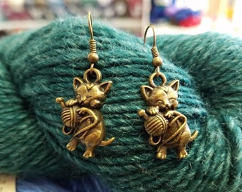 Tricot de boucles d’oreilles, chat avec des breloques de fil