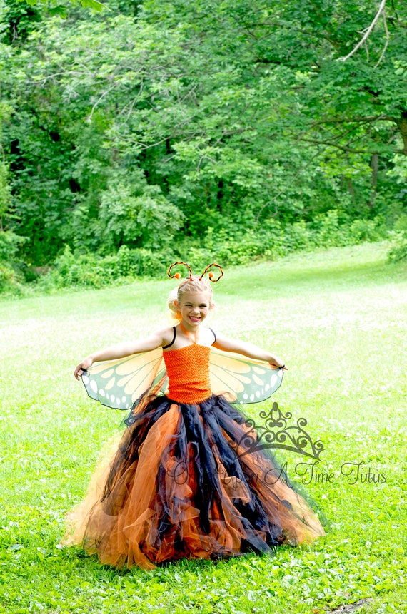 Costume Da Fata Di Halloween Per Bambine – Set 4 Pezzi: Ali Farfalla Nere Con Glitter Oro, Gonna Tutù Arancione, Fascia E Bacchetta Magica – Taglia 3-8 Anni