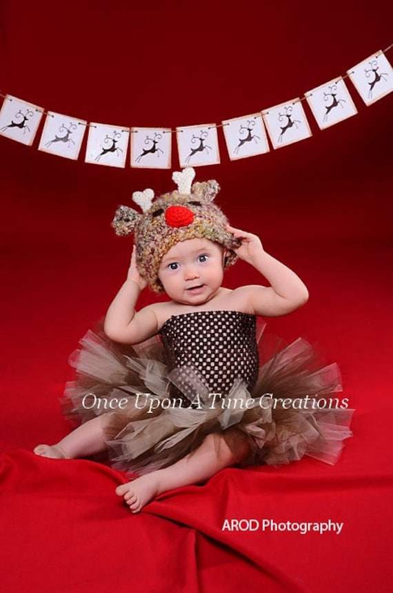 Niña vestida de reno sale