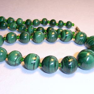 Afgestudeerde Malachiet ketting. Natuurlijke groene Malachiet stenen kralen ketting. MapenziGems