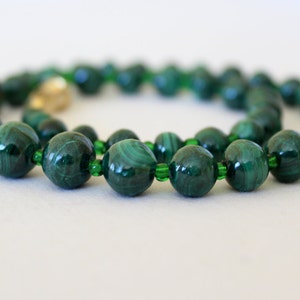 Malachiet ketting. Echte natuurlijke groene afgestudeerd Malachiet ketting Afrikaanse steen. MapenziGems.