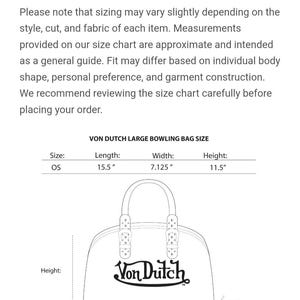 以下が含まれることがあります： Von Dutchのラージボーリングバッグのサイズガイド。バッグの寸法は、長さ39.37cm、幅18.09cm、高さ29.21cmです。画像にはVon Dutchのロゴと図が含まれています。