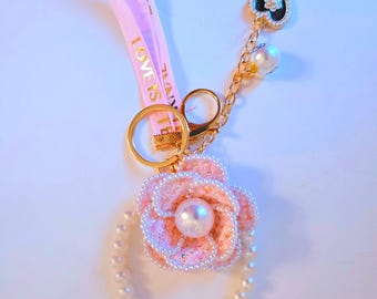カメリアの花のパールリボンバッグチャームキーホルダーフェイクパールY2Kコケットアクセサリーリボンアクセント
