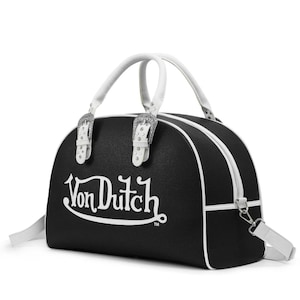 以下が含まれることがあります： 白文字で「Von Dutch」と書かれた黒と白のダッフルバッグ。バッグには白いハンドル、白いショルダーストラップ、シルバーカラーのバックルが付いています。バッグの高さは約25cm、幅は約46cmです。