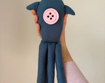 Calamar de peluche inspirado en Coraline S.