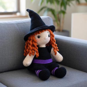Handvirkad häxamigurumi - 45 cm hög Regina häxan - mönster för mellanstadiet