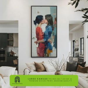 Grande stampa su tela astratta verticale raffigurante una coppia di lesbiche, arte murale LGBTQ moderna, dipinto figurativo romantico rosso e blu, decorazione di grande impatto.