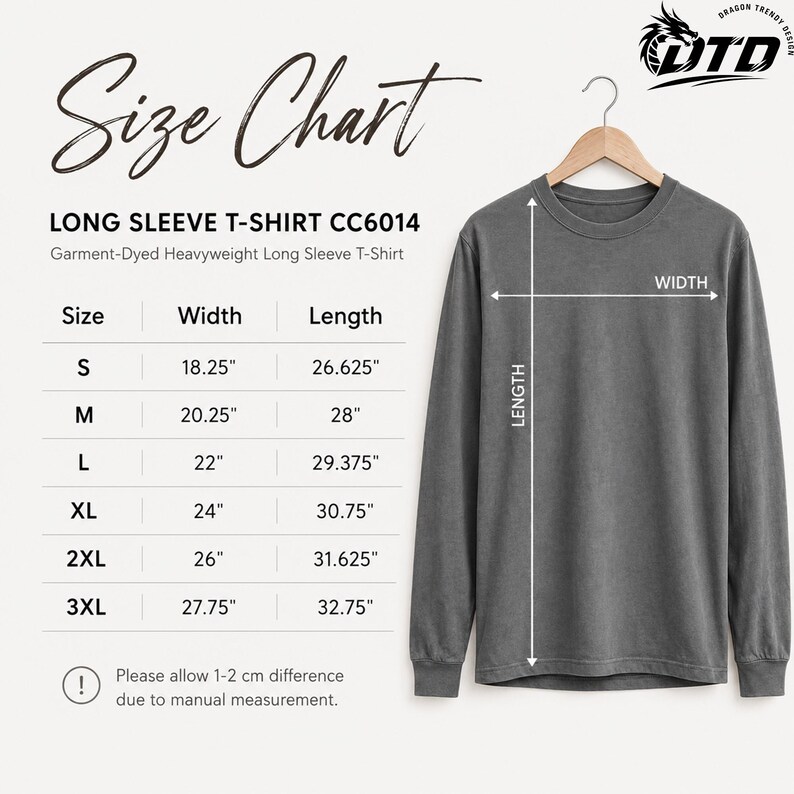 K&ouml;nnte beinhalten: Ein anthrazitfarbenes Langarm-T-Shirt auf einem Holzkleiderb&uuml;gel neben einer Gr&ouml;&szlig;entabelle mit der &Uuml;berschrift Size Chart, die Breiten und L&auml;ngen in Zoll f&uuml;r die Gr&ouml;&szlig;en S bis 3XL des kleidungsst&uuml;ckgef&auml;rbten Langarm-T-Shirts CC6014 auflistet.