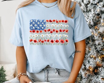 Camiseta Comfort Colors con estampado floral de la bandera estadounidense, camiseta patriótica con estampado de flores silvestres, estampado rojo, blanco y azul, diseño floral del 4 de julio.