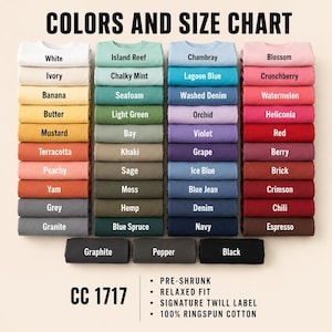 K&ouml;nnte beinhalten: Eine Farb- und Gr&ouml;&szlig;entabelle f&uuml;r CC 1717-Shirts mit vier vertikalen Stapeln gefalteter Stoffe in verschiedenen Farbt&ouml;nen wie Wei&szlig;, Gelb, Gr&uuml;n, Blau, Rosa, Rot und Braun. Der Text enth&auml;lt Farbnamen, CC 1717, vorgeschrumpft, lockere Passform, charakteristisches Twill-Etikett und 100% ringgesponnene Baumwolle.