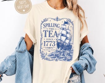 Camiseta vintage azul toile con estampado de té, camiseta patriótica Est. 1773, camiseta gráfica americana, camiseta del 250 aniversario de EE. UU., camiseta del 4 de julio