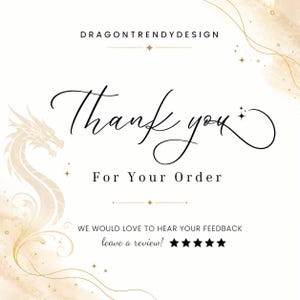 K&ouml;nnte beinhalten: Eine wei&szlig;e Dankeskarte mit dem Text DRAGONTRENDYDESIGN oben, gefolgt von dem geschriebenen Text Thank you, For Your Order, und WE WOULD LOVE TO HEAR YOUR FEEDBACK leave a review! mit f&uuml;nf schwarzen Sternen und einer goldenen Drachenillustration.