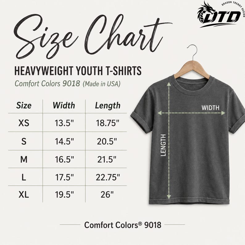 K&ouml;nnte beinhalten: Eine Gr&ouml;&szlig;entabelle f&uuml;r Comfort Colors 9018 T-Shirts f&uuml;r Jugendliche, mit einem dunkelgrauen T-Shirt auf einem Kleiderb&uuml;gel und Ma&szlig;pfeilen. Die Tabelle listet die Gr&ouml;&szlig;en XS bis XL mit den entsprechenden Ma&szlig;en in Zoll auf.