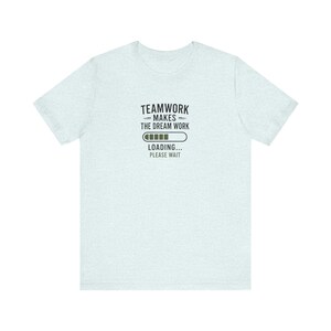 El trabajo en equipo hace que los sueños se hagan realidad. Camiseta divertida con humor de oficina / Camiseta de estado laboral corporativo / Regalo para compañeros de trabajo con meme de retraso en reuniones.