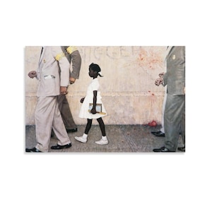 Puede incluir: Una pintura que representa a una niña con vestido y zapatos blancos caminando entre dos figuras con trajes grises. La niña sostiene un libro y una regla. El fondo muestra una pared clara con una mancha de tomate roja y el nombre Norman Rockwell.