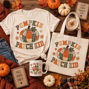 Può includere: Una t-shirt color crema, una borsa di tela e una tazza in ceramica bianca, ognuna con la grafica di una zucca patchwork e il testo "PUMPKIN PATCH KID" a quadri. Gli articoli sono disposti con piccole zucche e cartelli in legno.