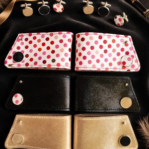 Könnte beinhalten: Eine Auswahl an Manschettenknöpfen und Kragenstäben in verschiedenen Designs. Die Manschettenknöpfe sind in Gold, Schwarz und mit Polka-Dots-Muster erhältlich. Die Kragenstäbe sind schwarz, goldfarben und mit Polka-Dots-Muster. Die Artikel sind auf schwarzem Grund angeordnet.