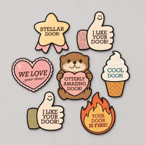 Può includere: Un set di sette adesivi con varie forme e design, tra cui una stella con il testo STELLAR DOOR!, due pollici in su con I LIKE YOUR DOOR!, un cuore con WE LOVE your door!, una lontra che tiene un cuore con OTTERLY AMAZING DOOR!, un gelato con COOL DOOR! e una fiamma con YOUR DOOR IS FIRE!