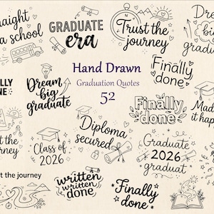 Pode incluir: Uma coleção de citações de formatura desenhadas à mão em tinta preta sobre um fundo bege. As frases incluem "Graduate Era", "Dream Big Graduate" e "Finally Done". A imagem também apresenta bonés de formatura, diplomas e elementos comemorativos.
