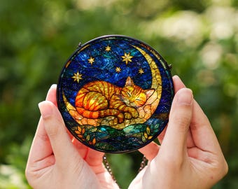 Atrapasueños de vidrieras con diseño de gato naranja durmiendo bajo la luna, decoración colgante para ventana con cielo nocturno celestial, estrellas y un acogedor regalo artístico de gato.