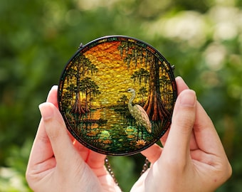 Atrapasueños de vidrieras del Parque Nacional Everglades, escena de garza blanca y pantano de caimanes, decoración colgante para ventana inspirada en la naturaleza.