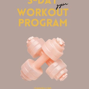 Puede incluir: Un par de pesas de color melocotón sobre un fondo topo. El texto "3-DAY WORKOUT PROGRAM" es amarillo, con "gym" en cursiva. El texto "Champion Club by Signe Boysen" está en la parte inferior.