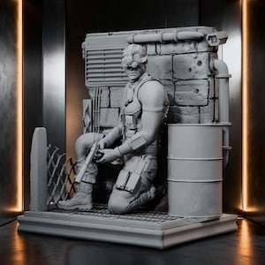 Könnte beinhalten: Graue Figur eines knienden Soldaten, der ein Gewehr hält. Die Figur trägt taktische Ausrüstung und Nachtsichtgeräte. Die Szene umfasst eine Backsteinmauer, eine Metalltonne und einen Zaun, alles in Grautönen.