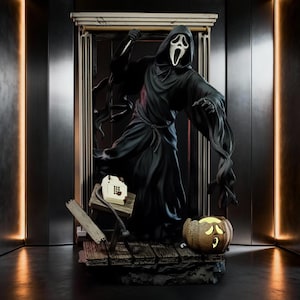 Op de afbeelding: Een zwart geklede figuur met een wit masker, met een mes in de hand, staat op een houten platform. Een pompoen en een vintage telefoon staan ook op het platform. De figuur is een representatie van het Ghostface-personage uit de Scream-horrorfilmreeks.