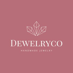 Puede incluir: Un logotipo sobre un fondo rosa empolvado. El logotipo presenta el texto "DEWELRYCO" en una fuente serif, con "HANDMADE JEWELRY" debajo. Encima del texto hay un dise&ntilde;o geom&eacute;trico blanco de tres formas cristalinas.